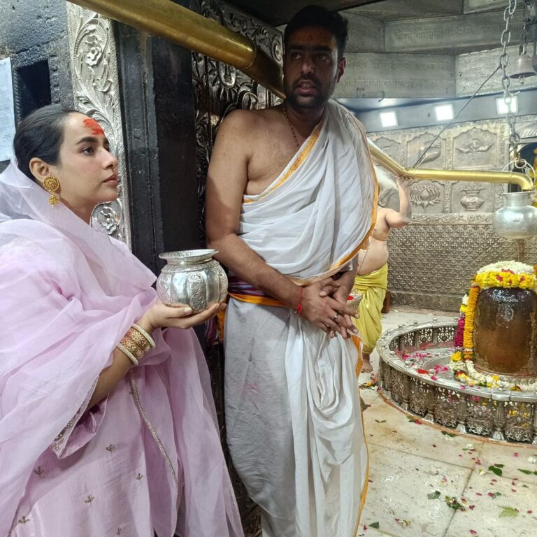 पंजाबी व हिंदी गायिका व अभिनेत्री सुश्री सुनंदा शर्मा श्री महाकालेश्वर भगवान की भस्मार्ती में सम्मिलित हुई।